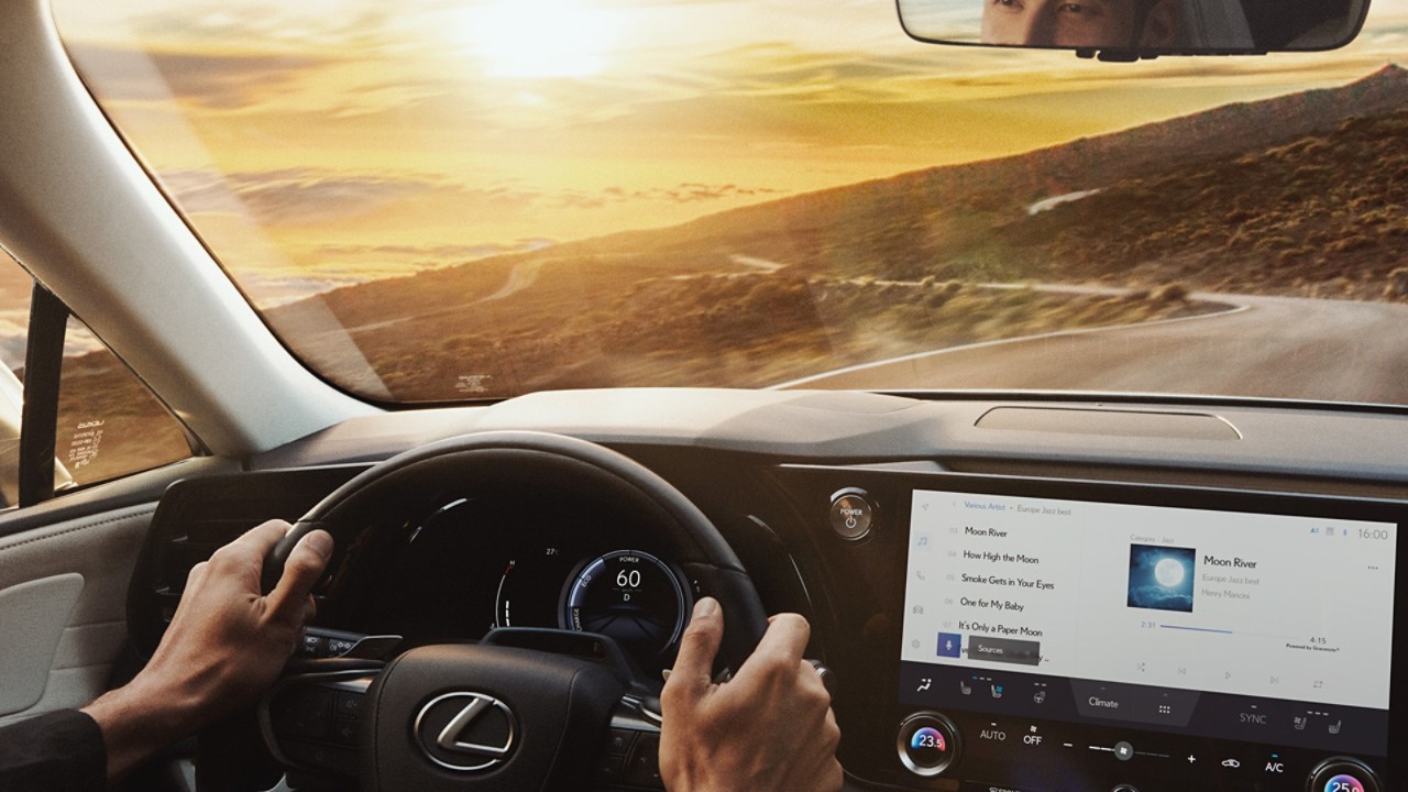 The Lexus RX steering wheel and multimedia screen