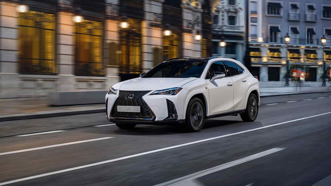 Lexus UX mergand in oras